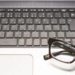 「眼精疲労」スマホやPCの長時間使用で目の周囲が緊張するのが原因